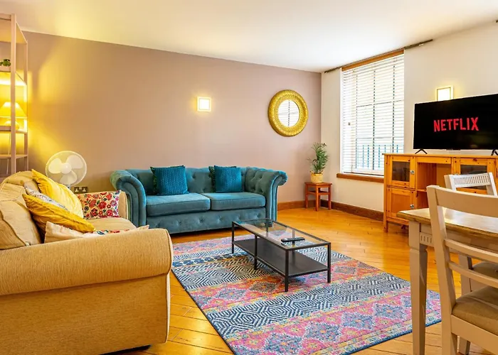 Bright & Modern 2Br - Chapel Conversion