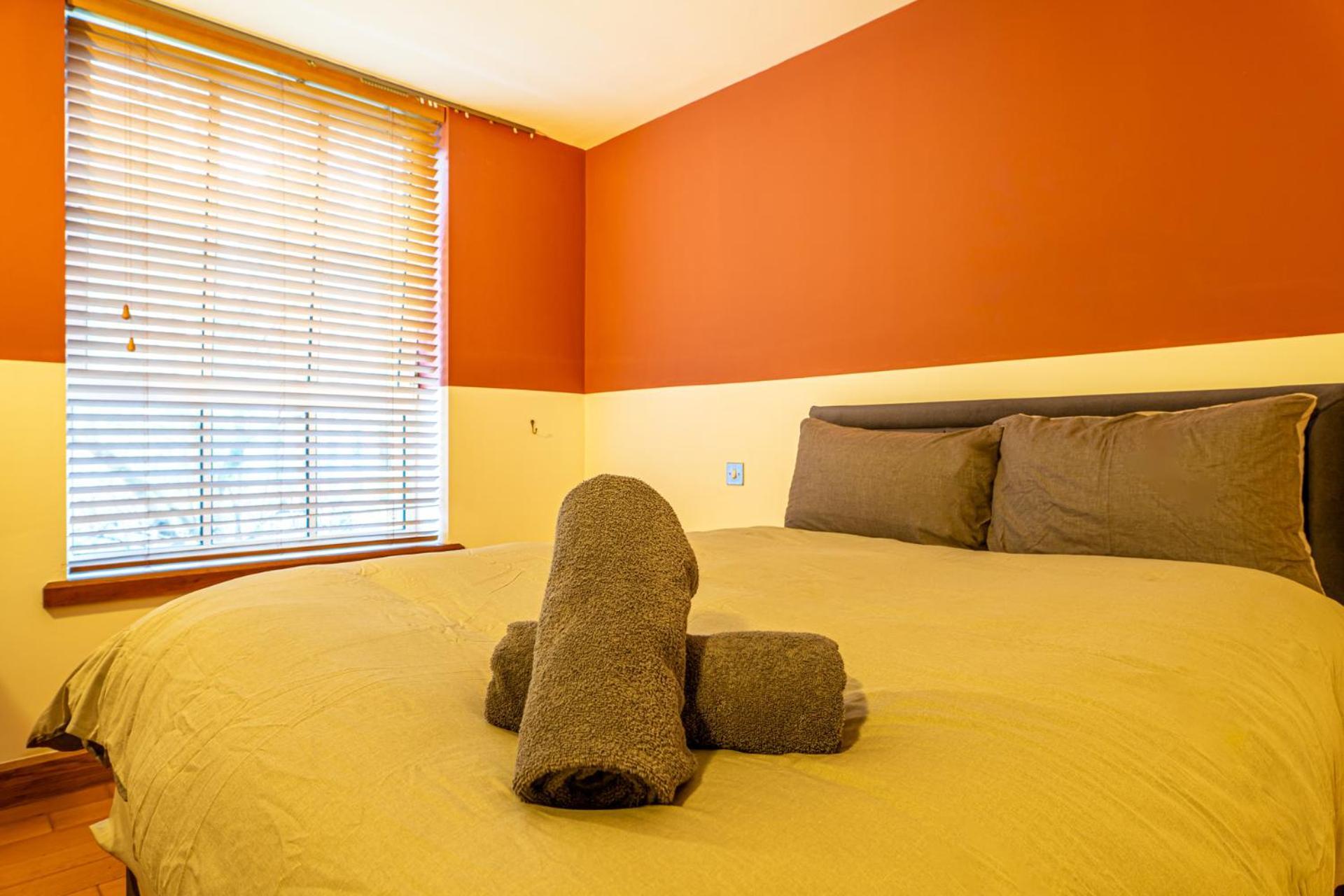 Bright & Modern 2br - Chapel Conversion Apartment *