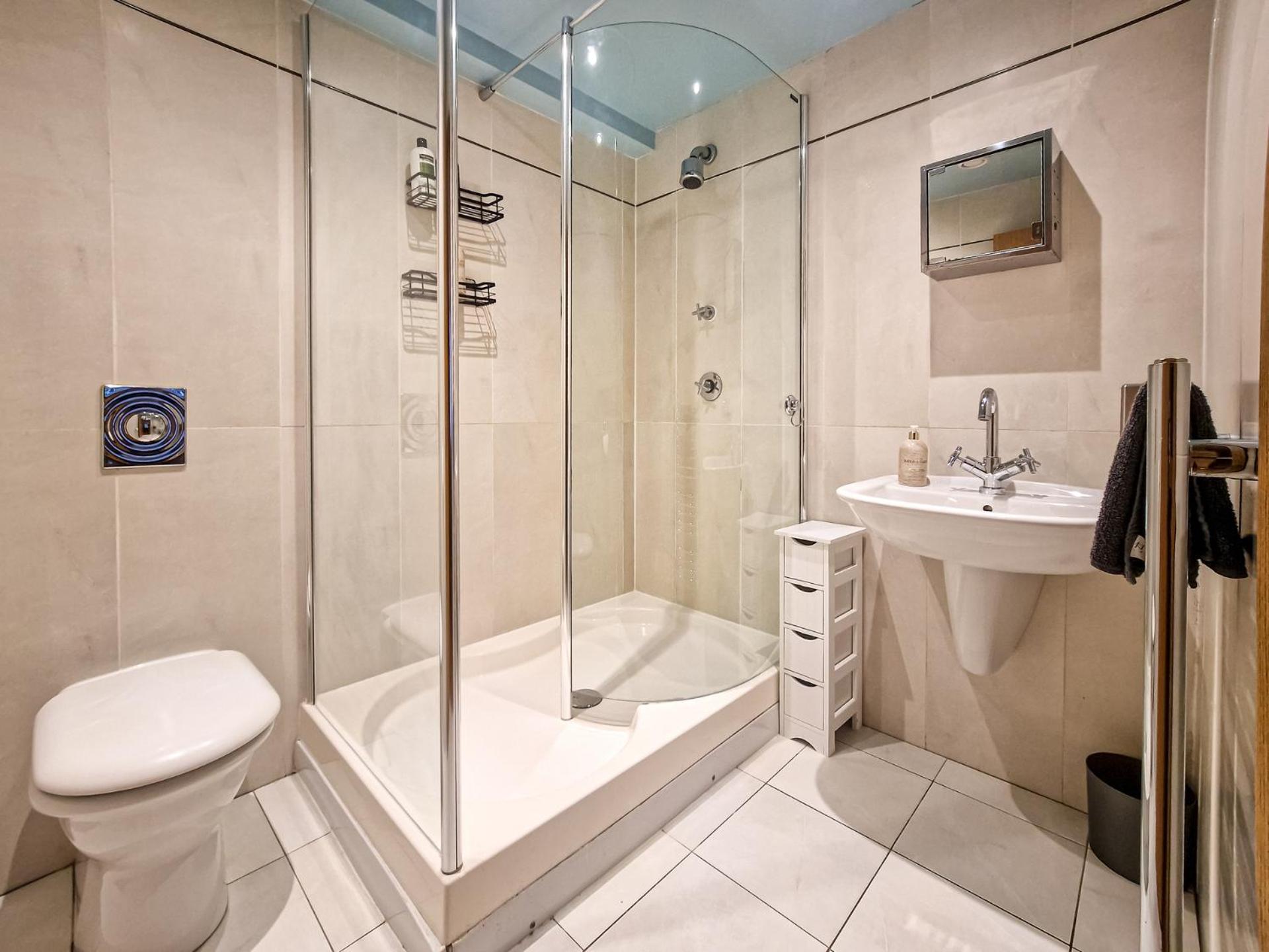 Bright & Modern 2br - Chapel Conversion Apartment